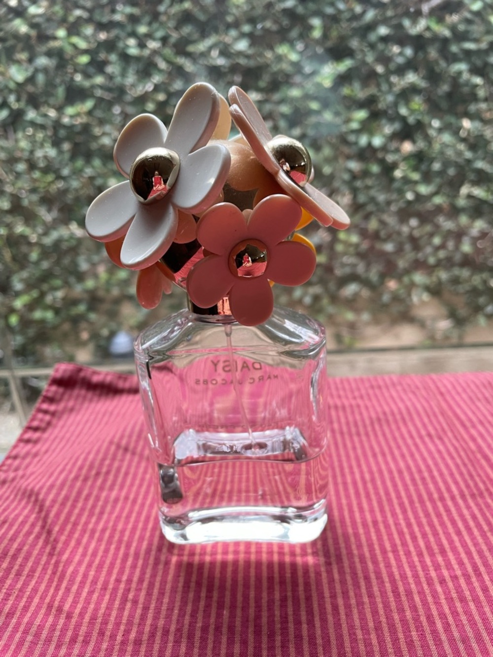 Marc Jacobs Daisy Perfume Bottle with Pink and Yellow Floral Cap 75Ml 2.5 Fl Oz - Picture 7 of 8